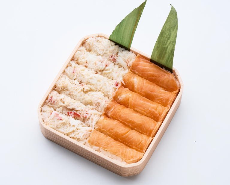 〈知床鮨〉知床鮨(サケとカニ)