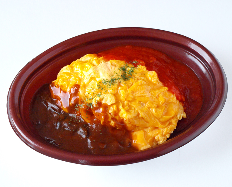 〈たいめいけん〉2色ソースのオムライス(トマト&ハヤシ)
